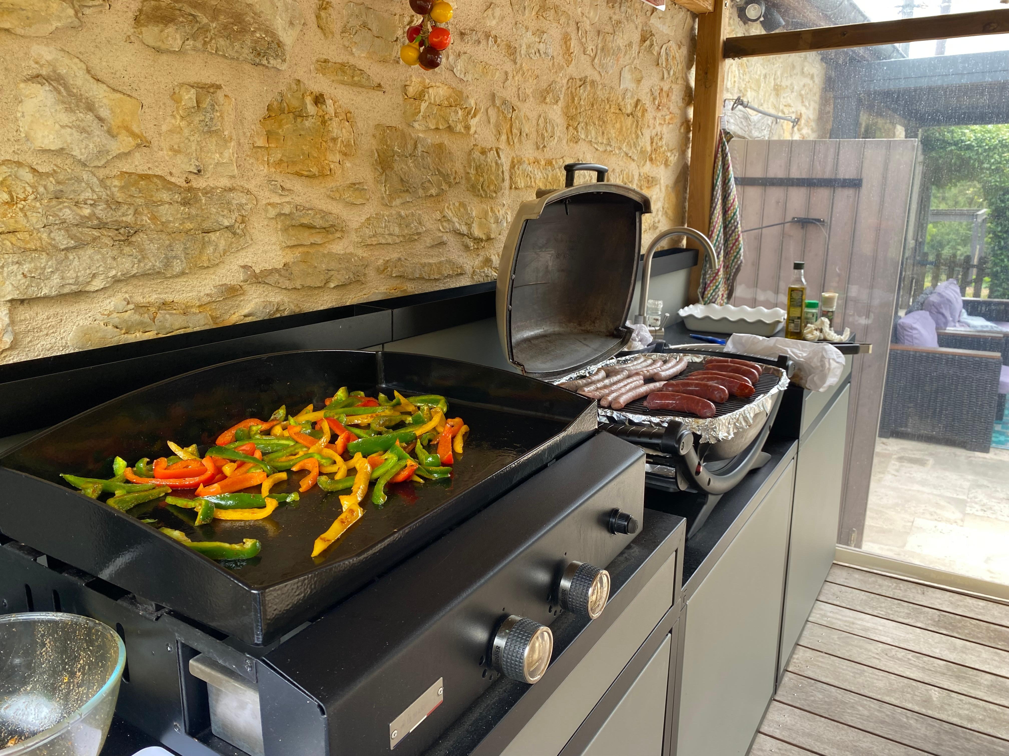 La cuisine d’extérieure avec plancha et bbq