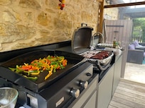 La cuisine dâextĂ©rieure avec plancha et bbq