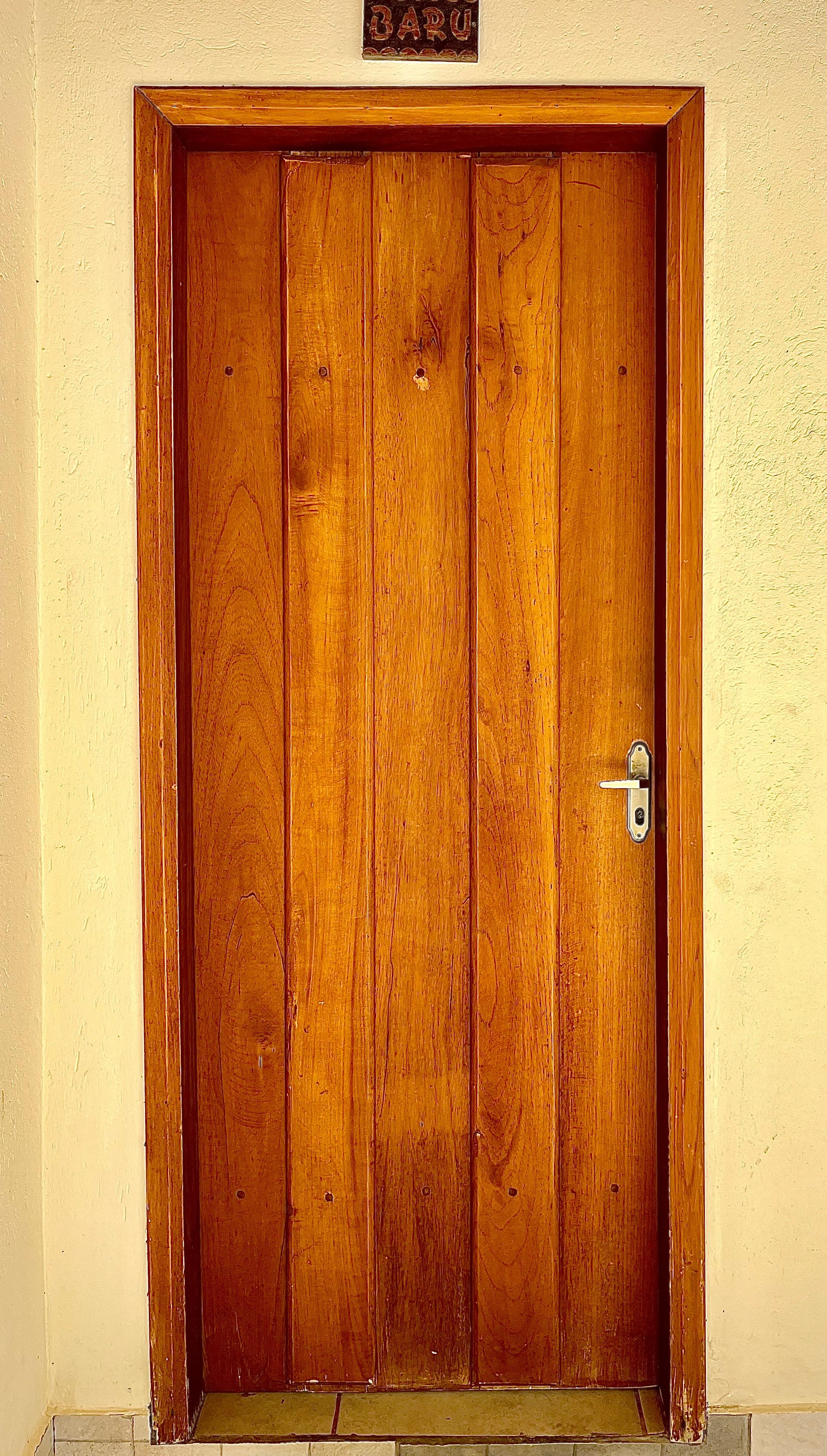 Porta de um dos quartos da pousada.