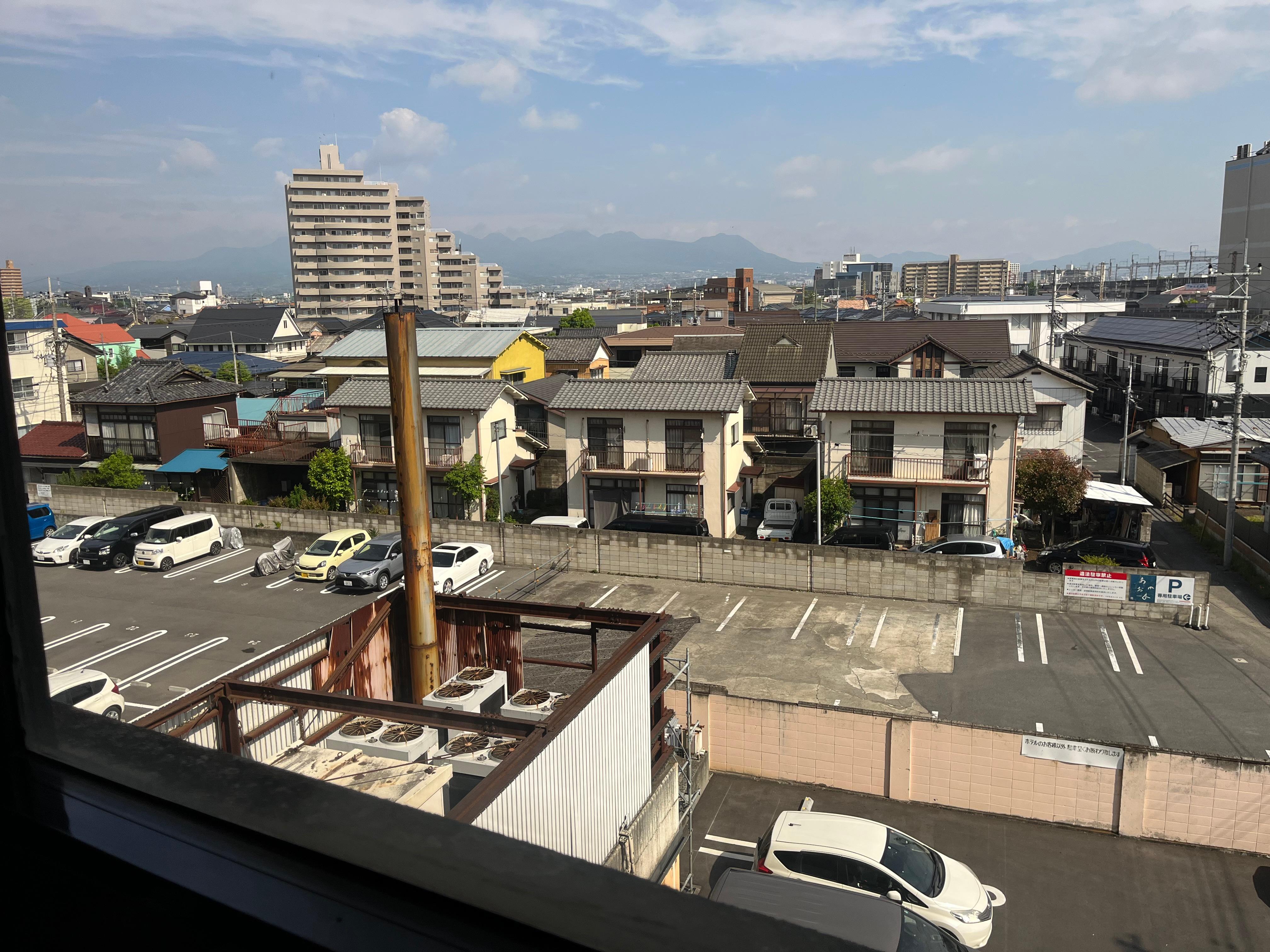 駐車場は広くはない