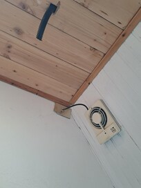 Le plafonnier inexistant dans la salle de bains. La nuit, il faut allumer l'entrer pour rentrer dans la salle d'eau pour ne pas tomber dans les marches qui mènent à la douche