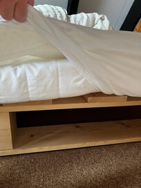 Palettenbett mit dünner Matratze