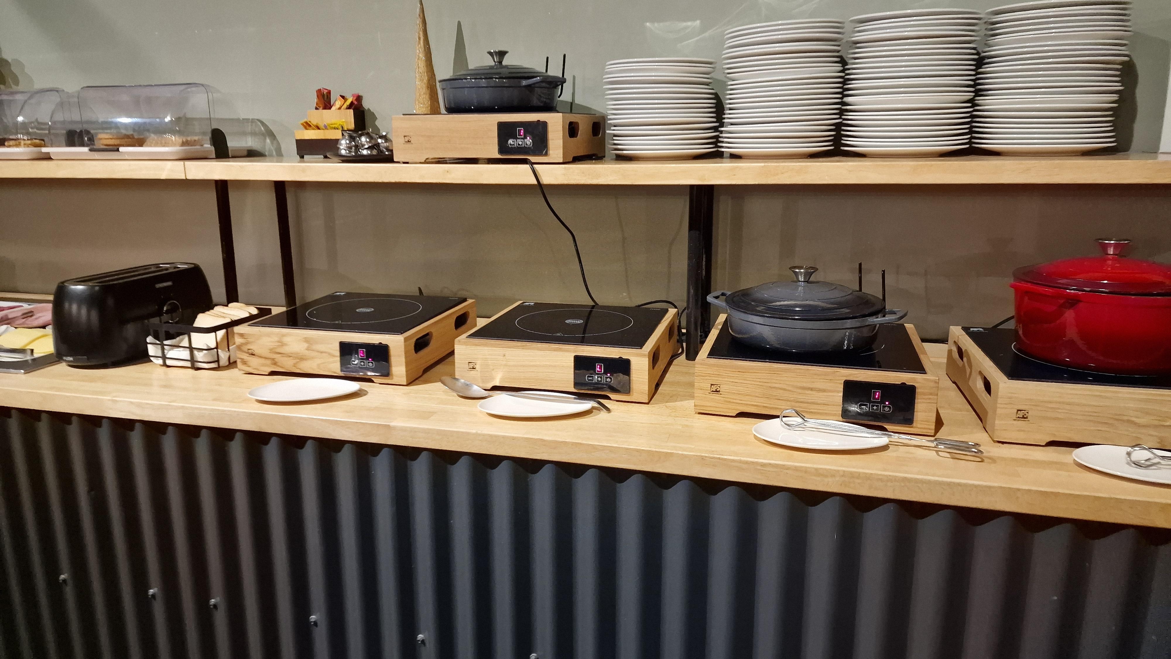 Breakfast starts at 7am, 7:10 no warm food yet