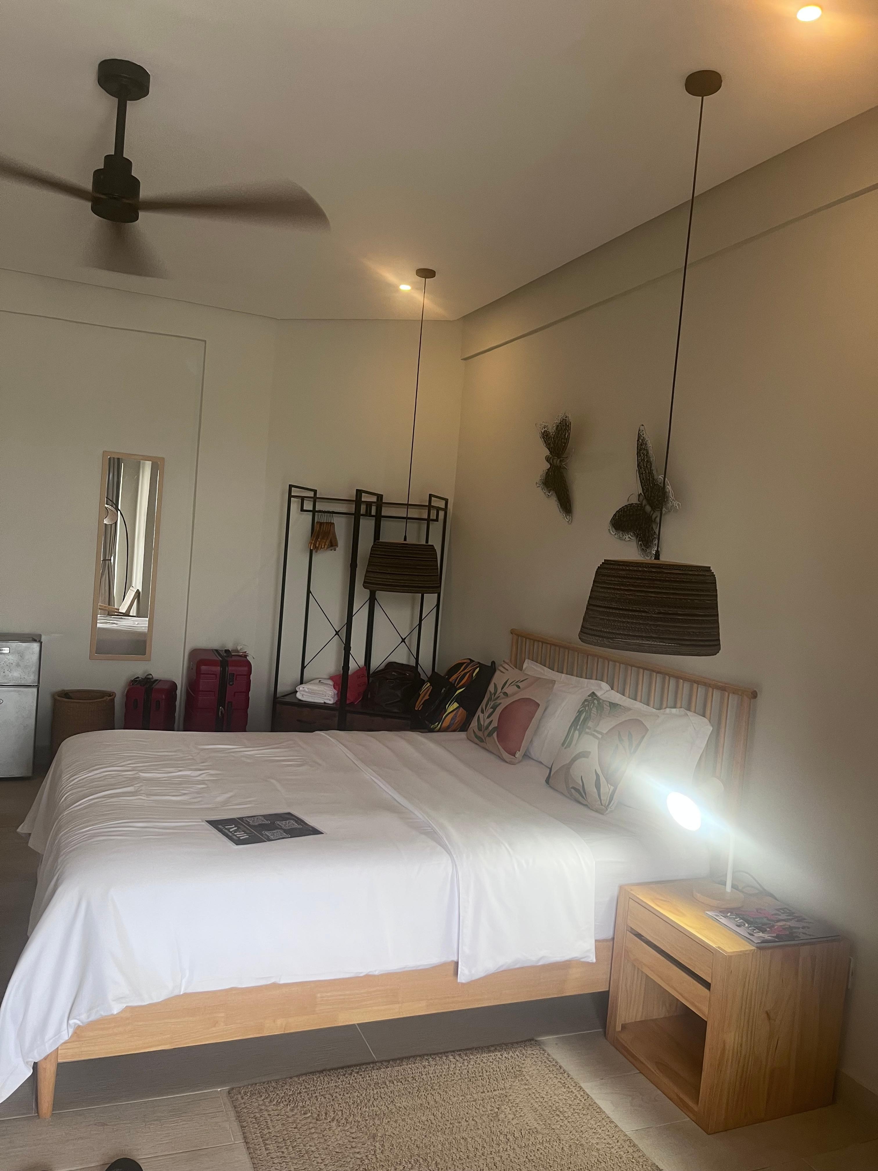 Spacious room, comfortable bed. The bathroom/shower offers a private view to the ocean.