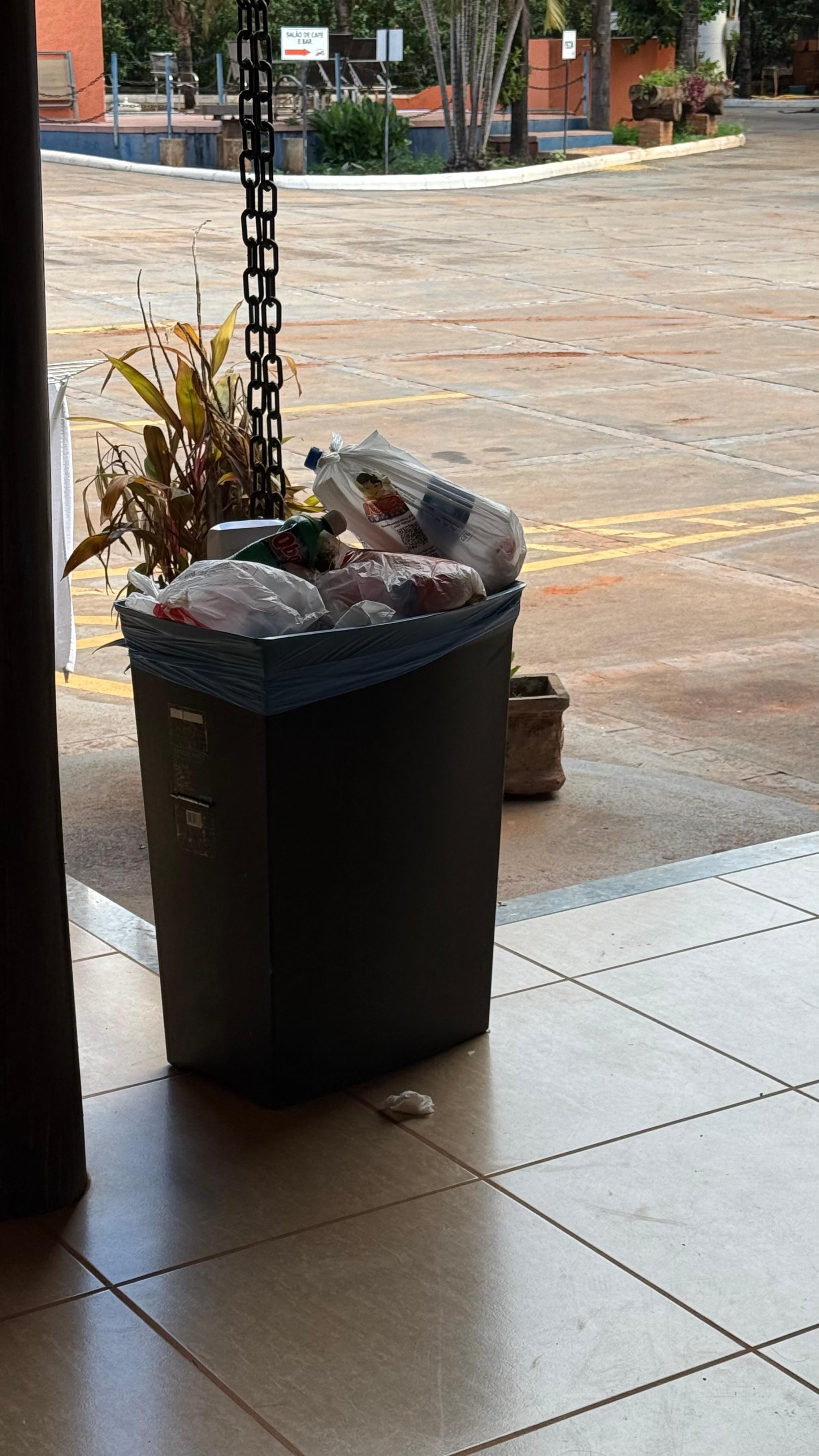 Lixeiras sem tampa e lotado de moscas, eu pedia para retirarem e então faziam