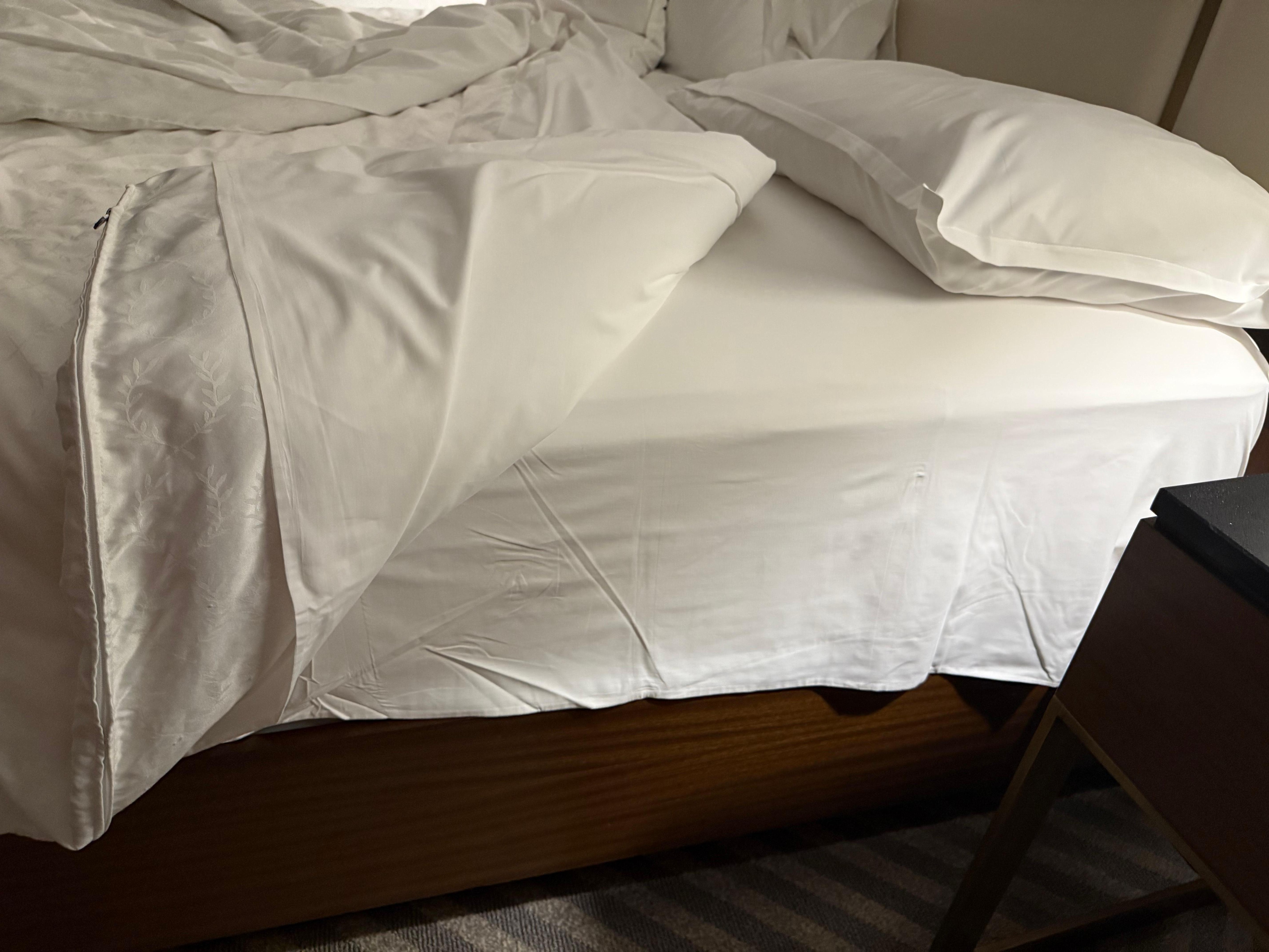 Drap contour flottant car trop court pour fixer dessous matelas 
