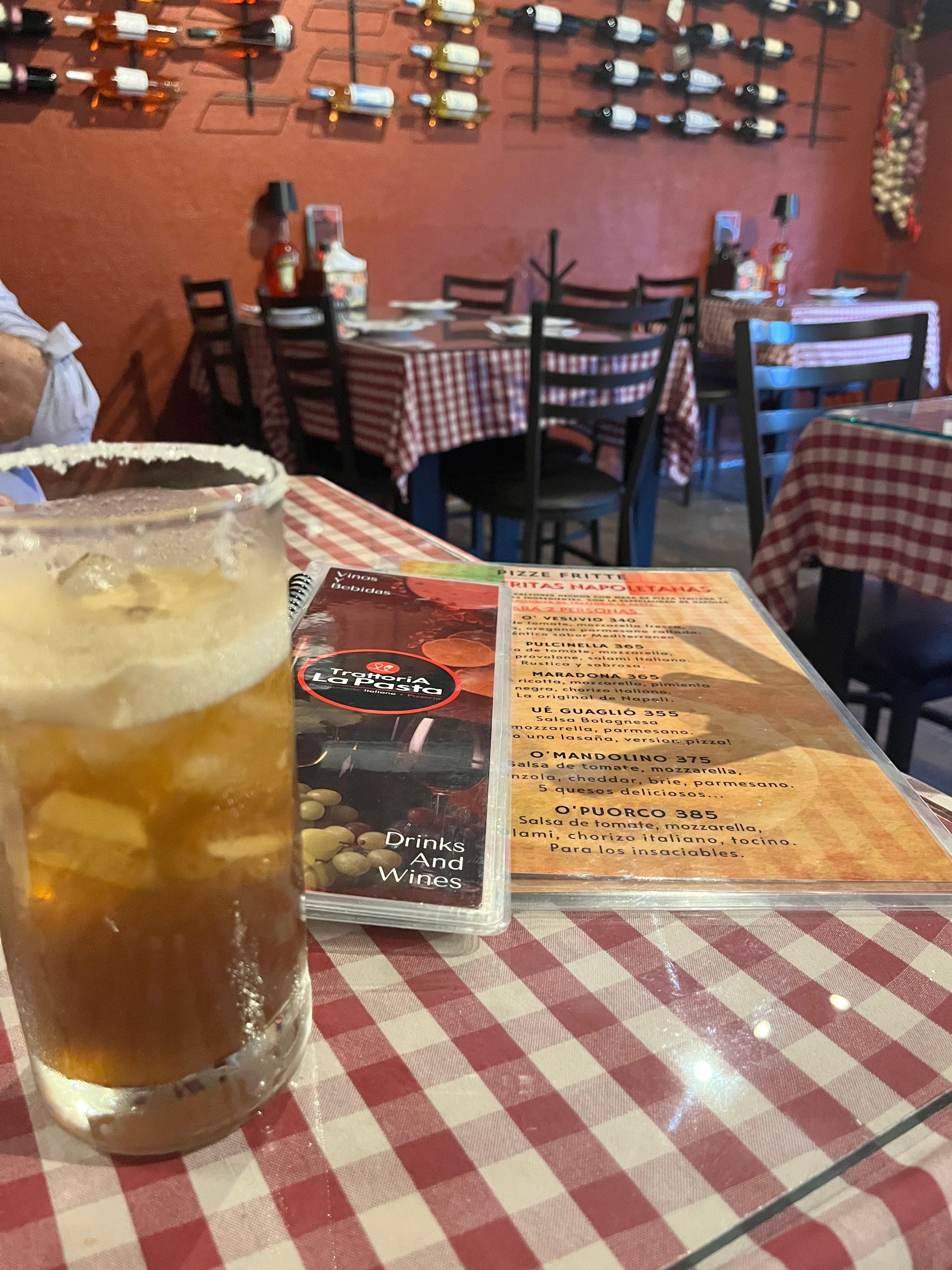 Pizzería que está a un costado del hotel