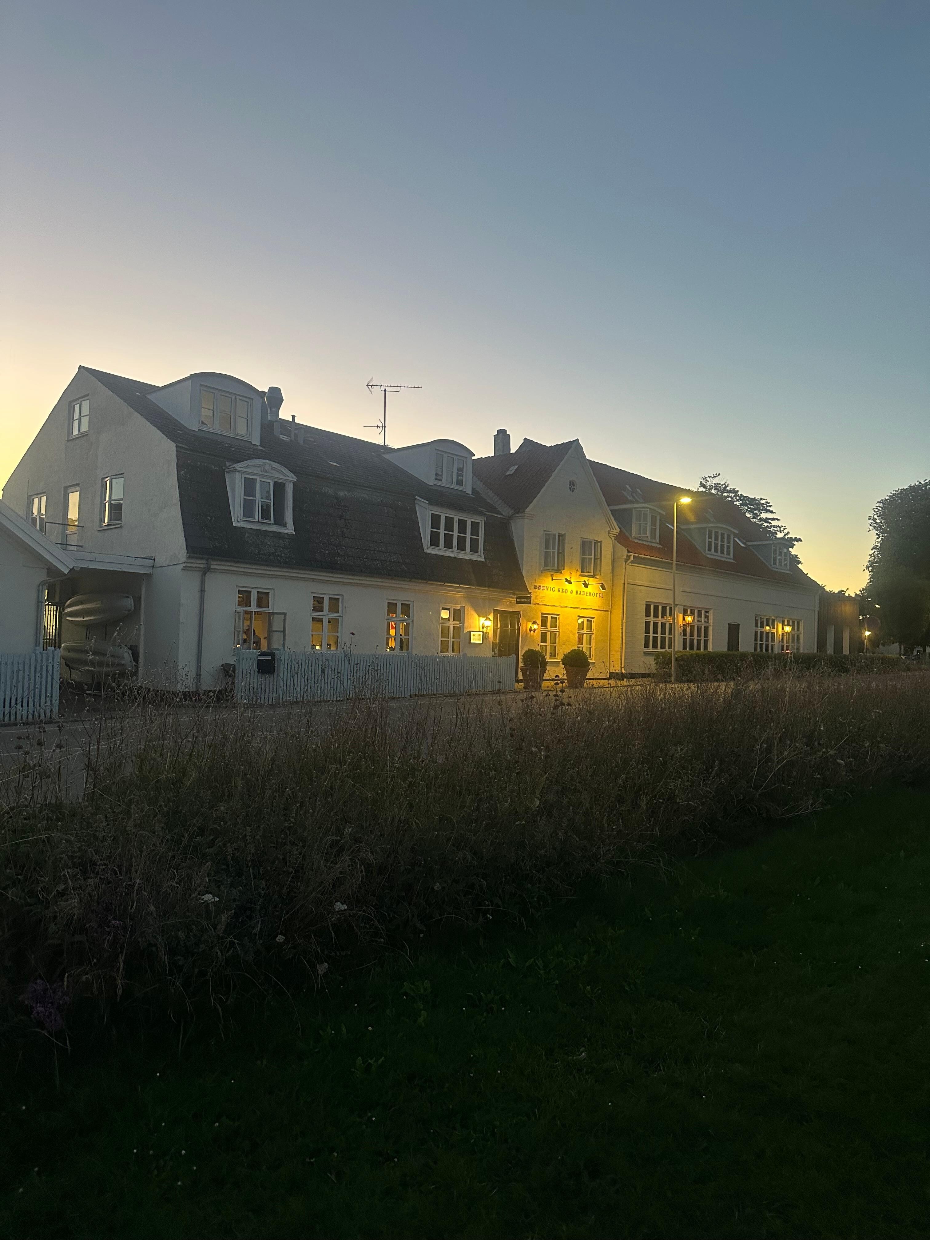 Hotellet fra om aften