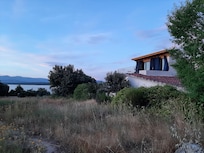 sentier juste derrière la maison à côté du lac