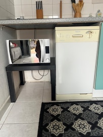 Mobilier vétuste et moisissure sur les murs