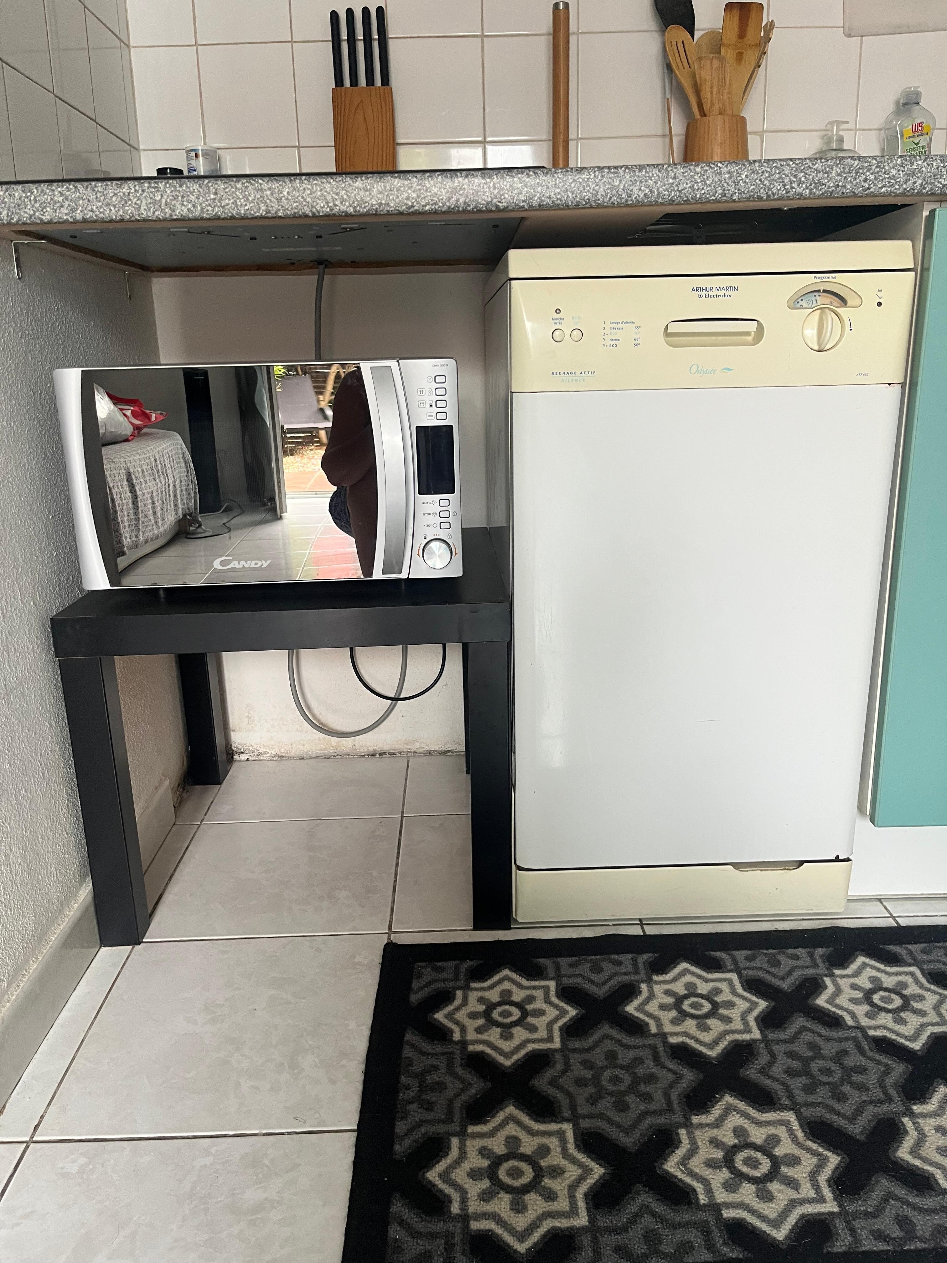 Mobilier vétuste et moisissure sur les murs 