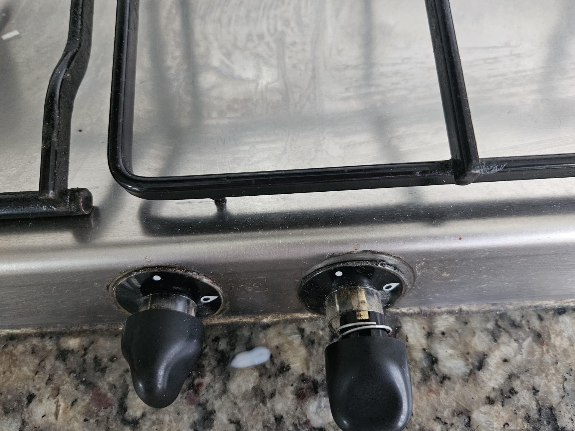 3 of 4 cooker knobs/hobs were broken