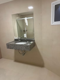 Falta dos suporte para toalhas