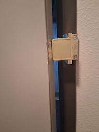 The security door lock doesn't work , clearly