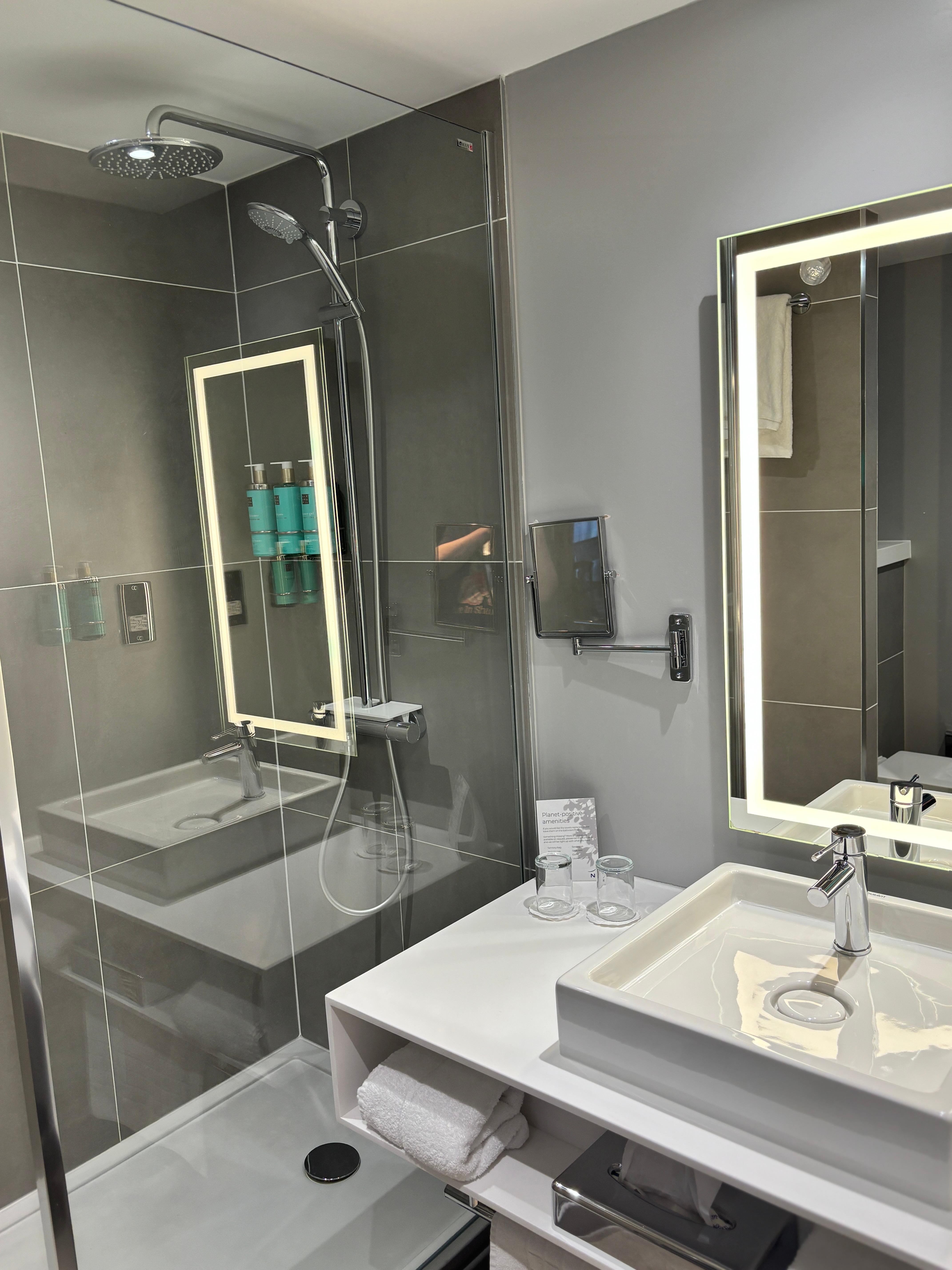 Bathroom in Superior room