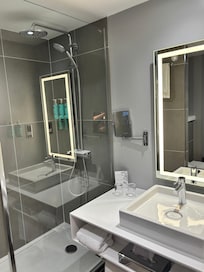 Bathroom in Superior room
