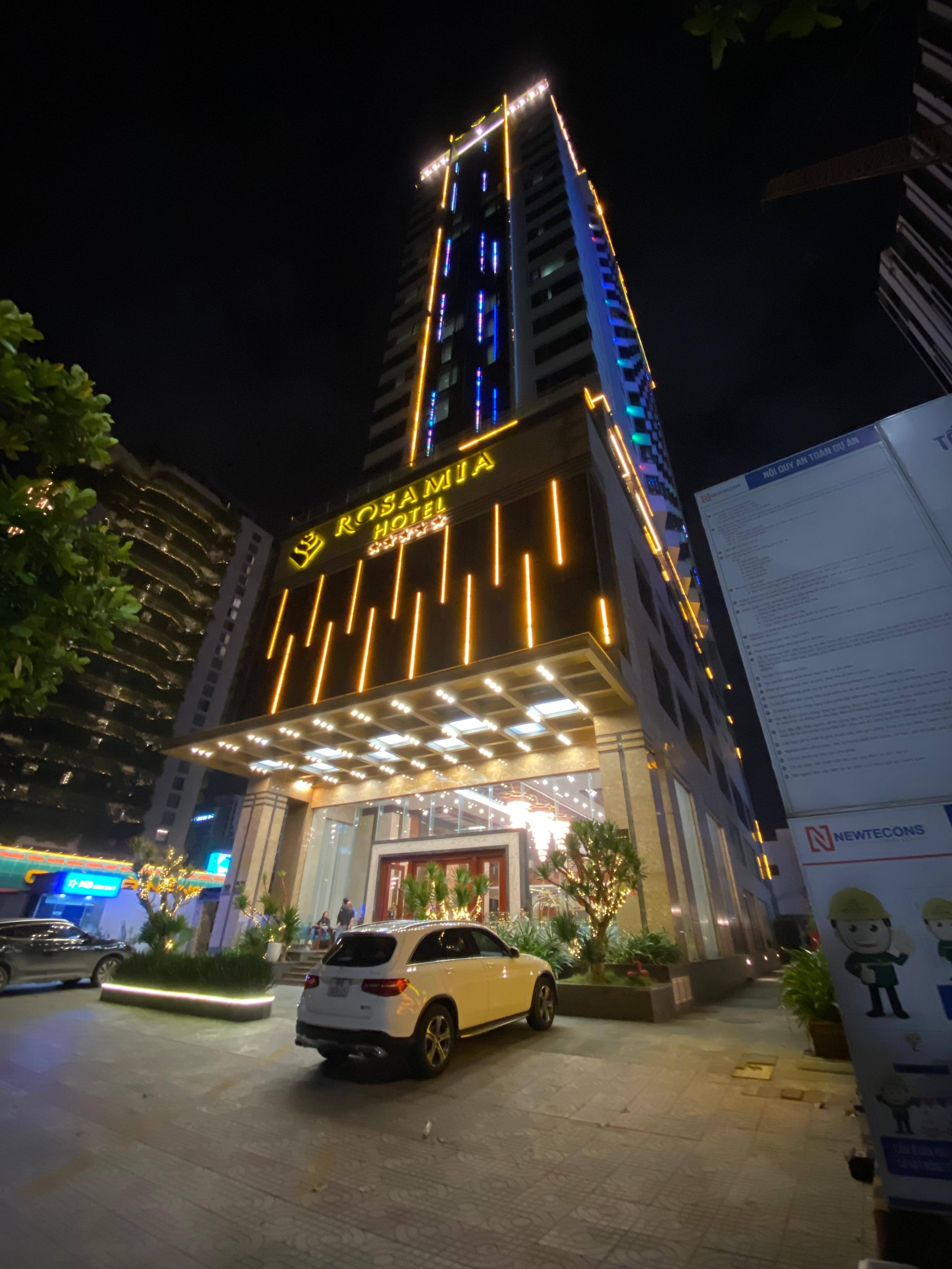 アクティビティのピックアップの際はホテル前に来てくれます。この道の迎えはもうビーチです！