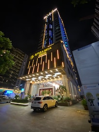 アクティビティのピックアップの際はホテル前に来てくれます。この道の迎えはもうビーチです!