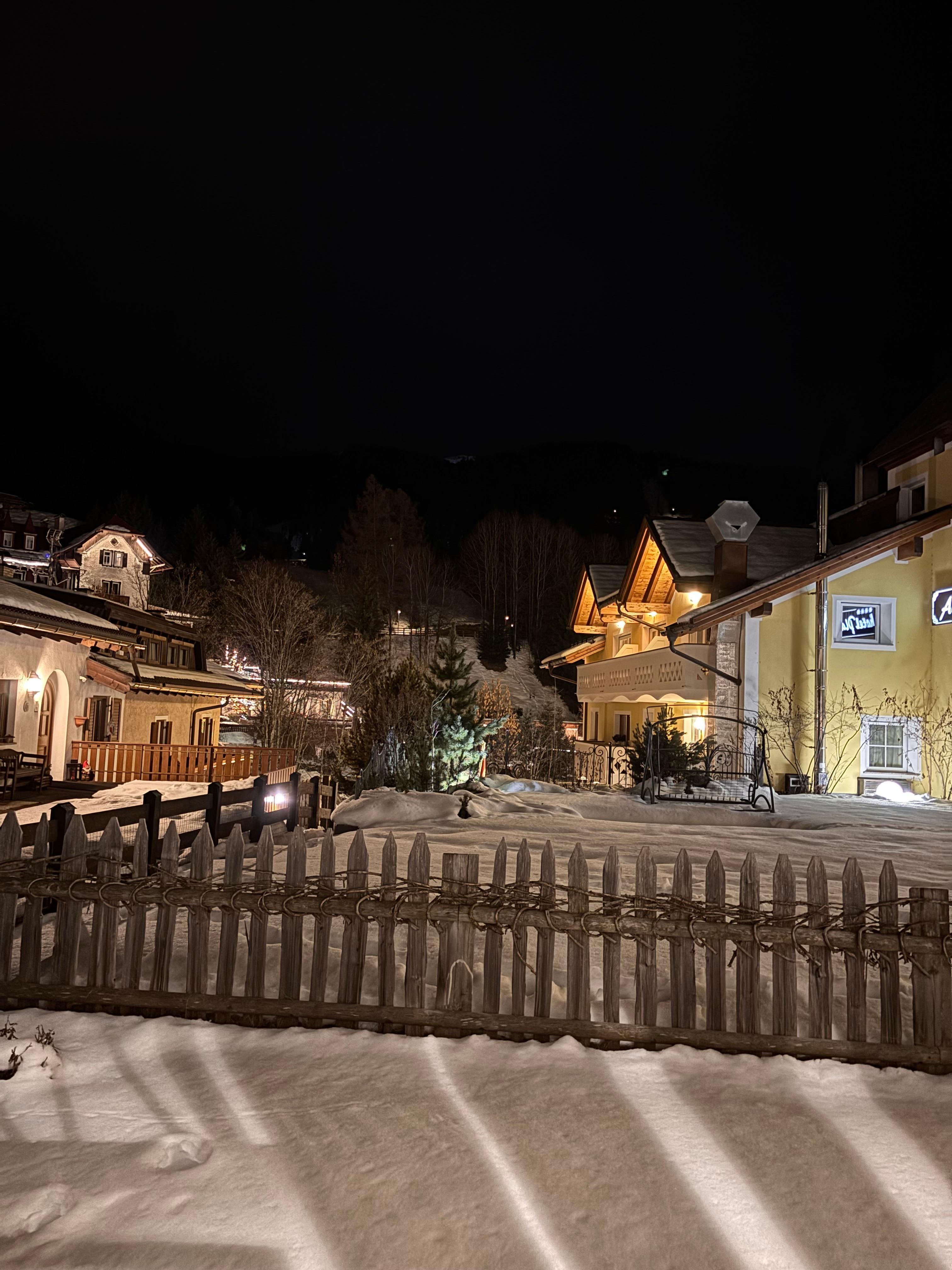 Udsigt fra værelse med stole og borde og solsenge 