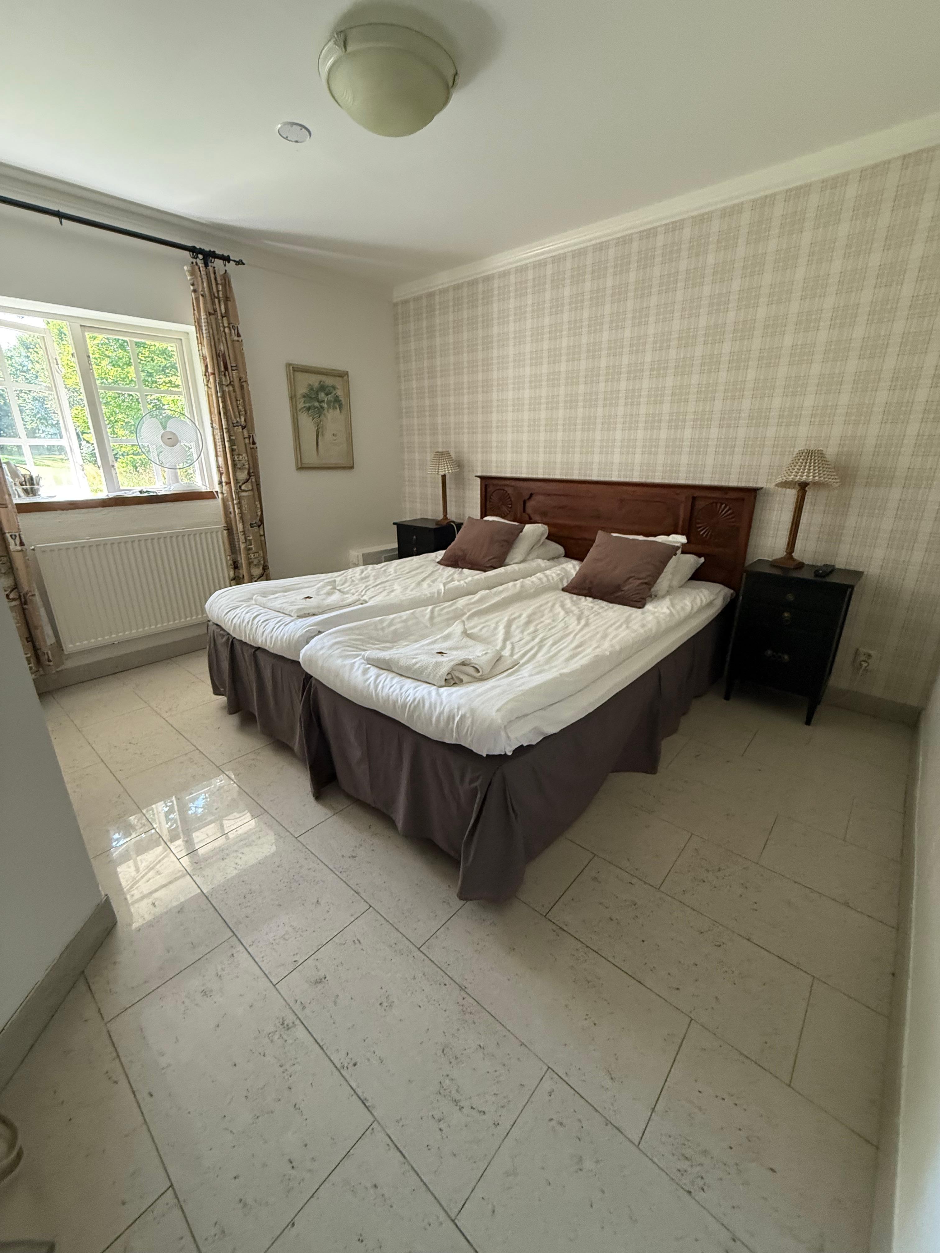 Vårt lilla rum i en äldre byggnad som var dåligt städad och saknade handdukar. Lyhört!