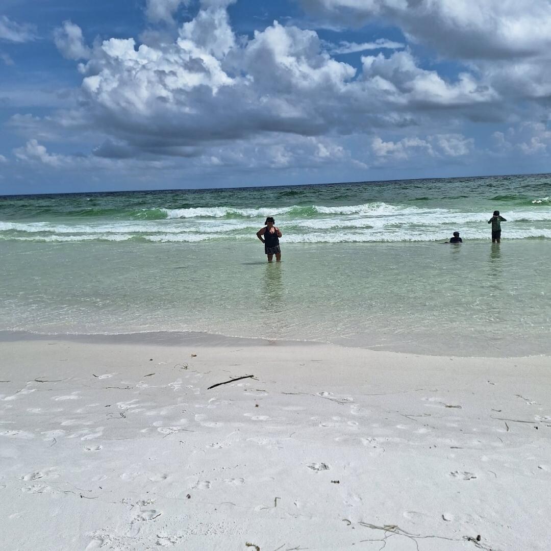 Walking distance to the beach ! 