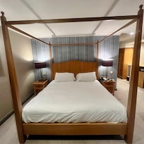 4 poster bed