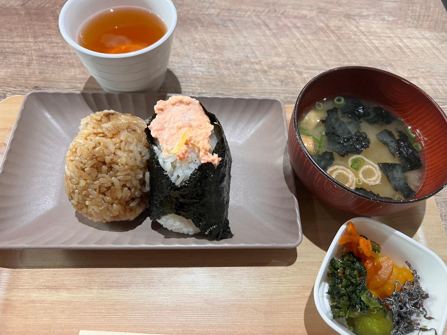 早餐只有2種選擇,飯糰或是生蛋飯,咖啡要自費