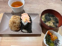 早餐只有2種選擇,飯糰或是生蛋飯,咖啡要自費