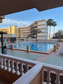 Aussicht auf den Pool von der Terrasse
