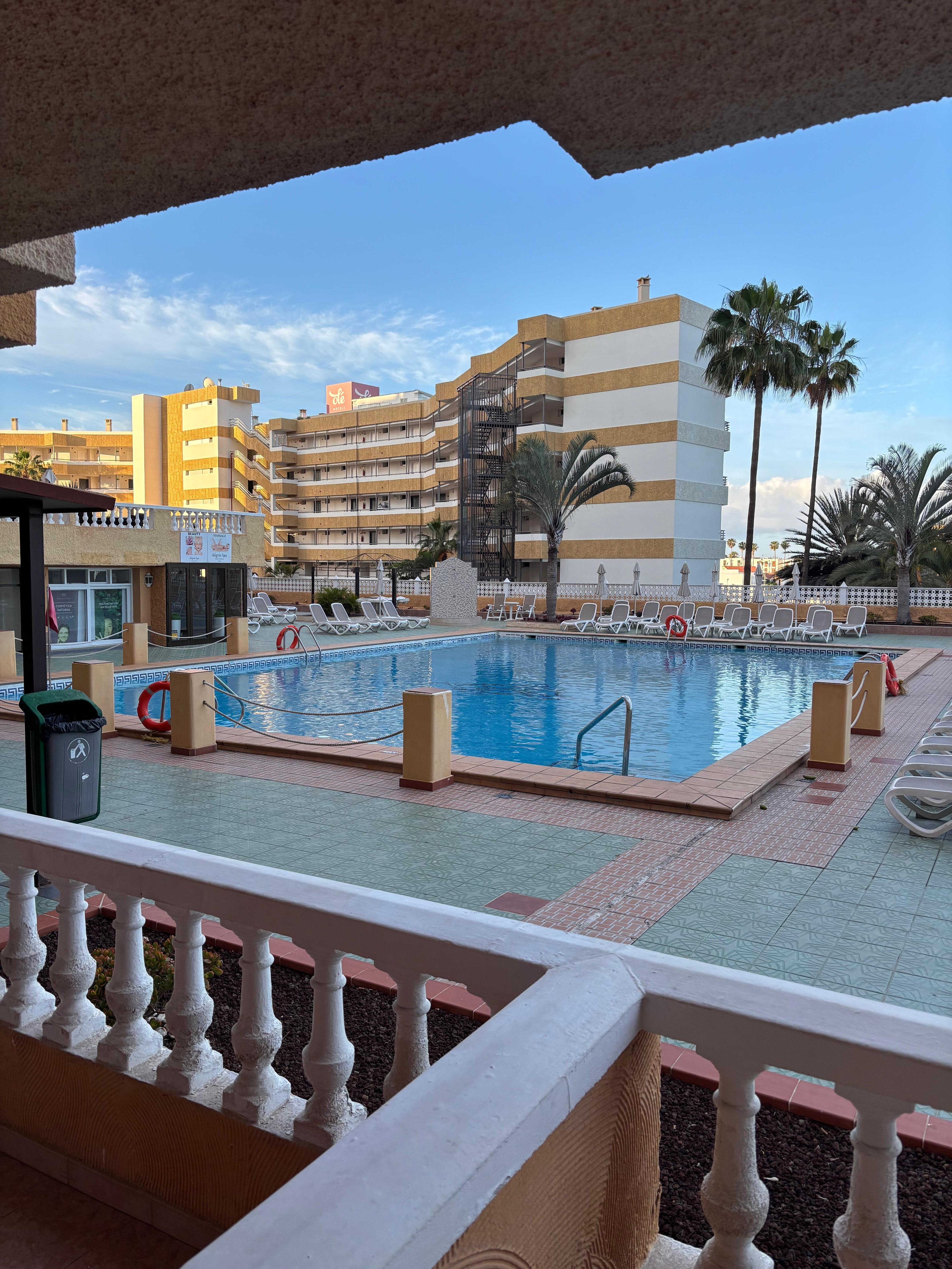 Aussicht auf den Pool von der Terrasse