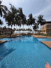 Piscina con vistas al mar