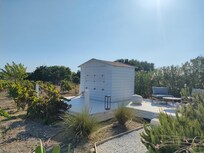 Casina (credo solo decorativa) accanto alla piscina