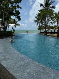 Infinity pool