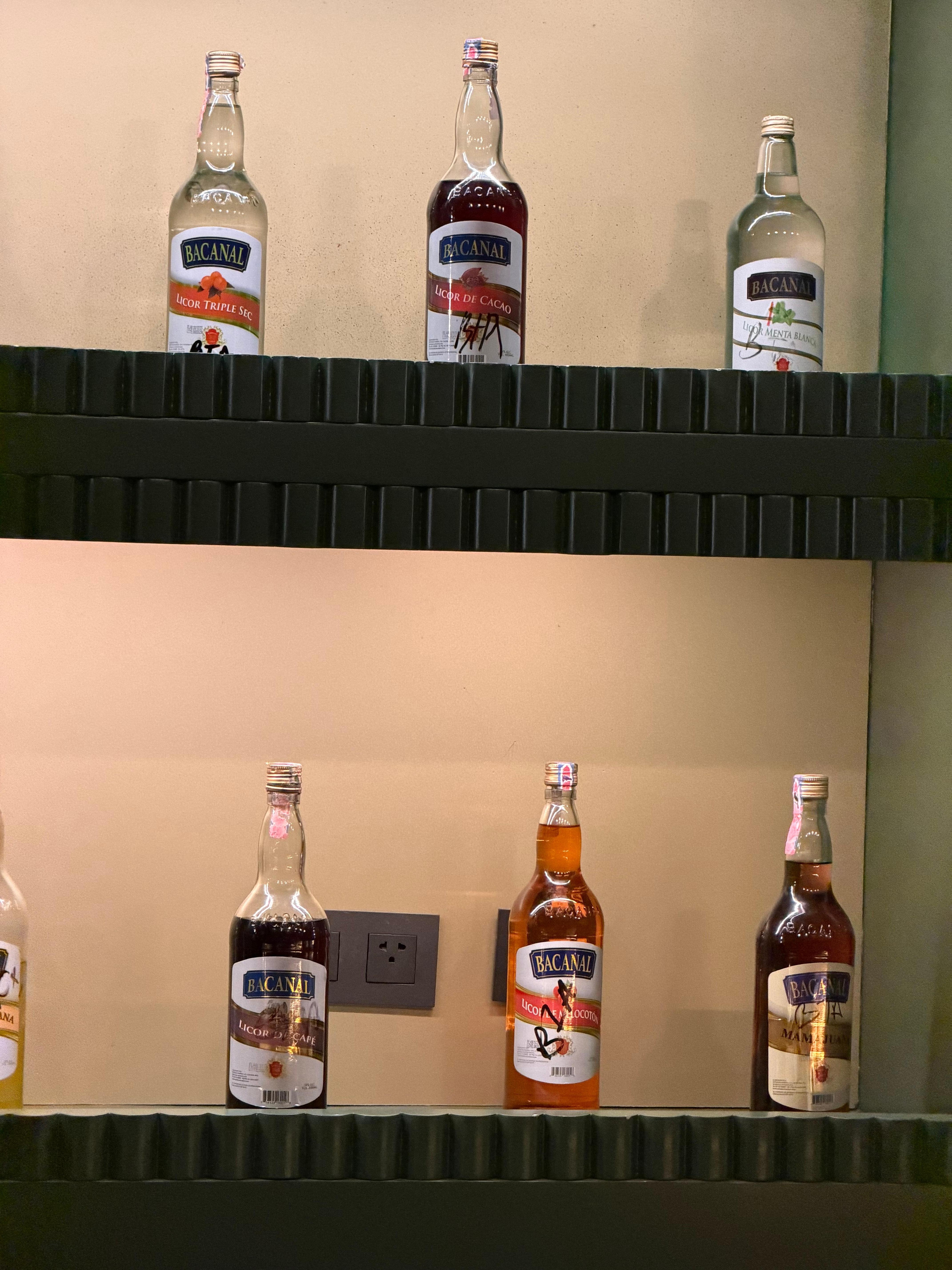 Las bebidas son marca BACANAL en su mayoría… terrible para “semejante”
Hotel… 