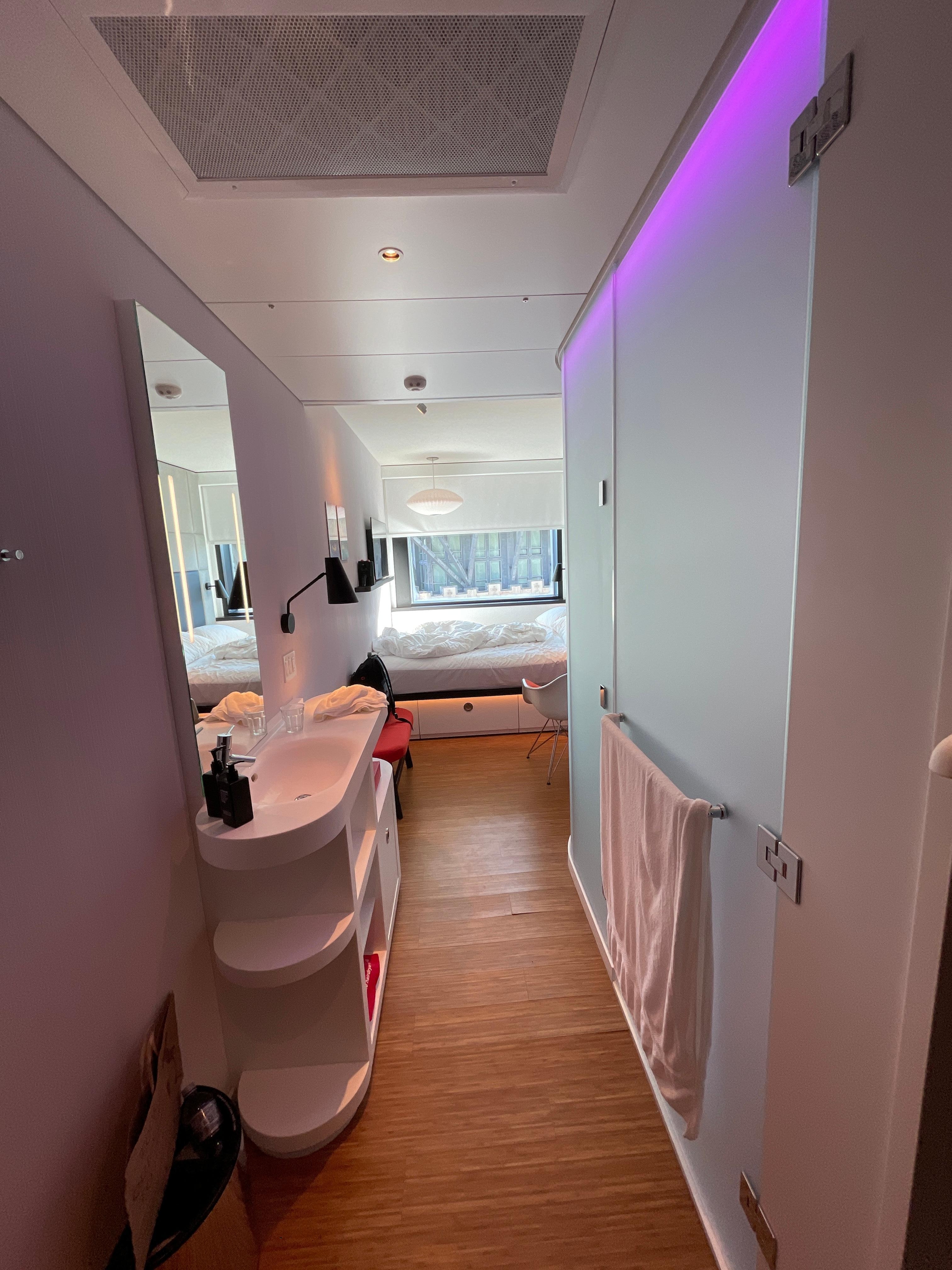 Single king bed room