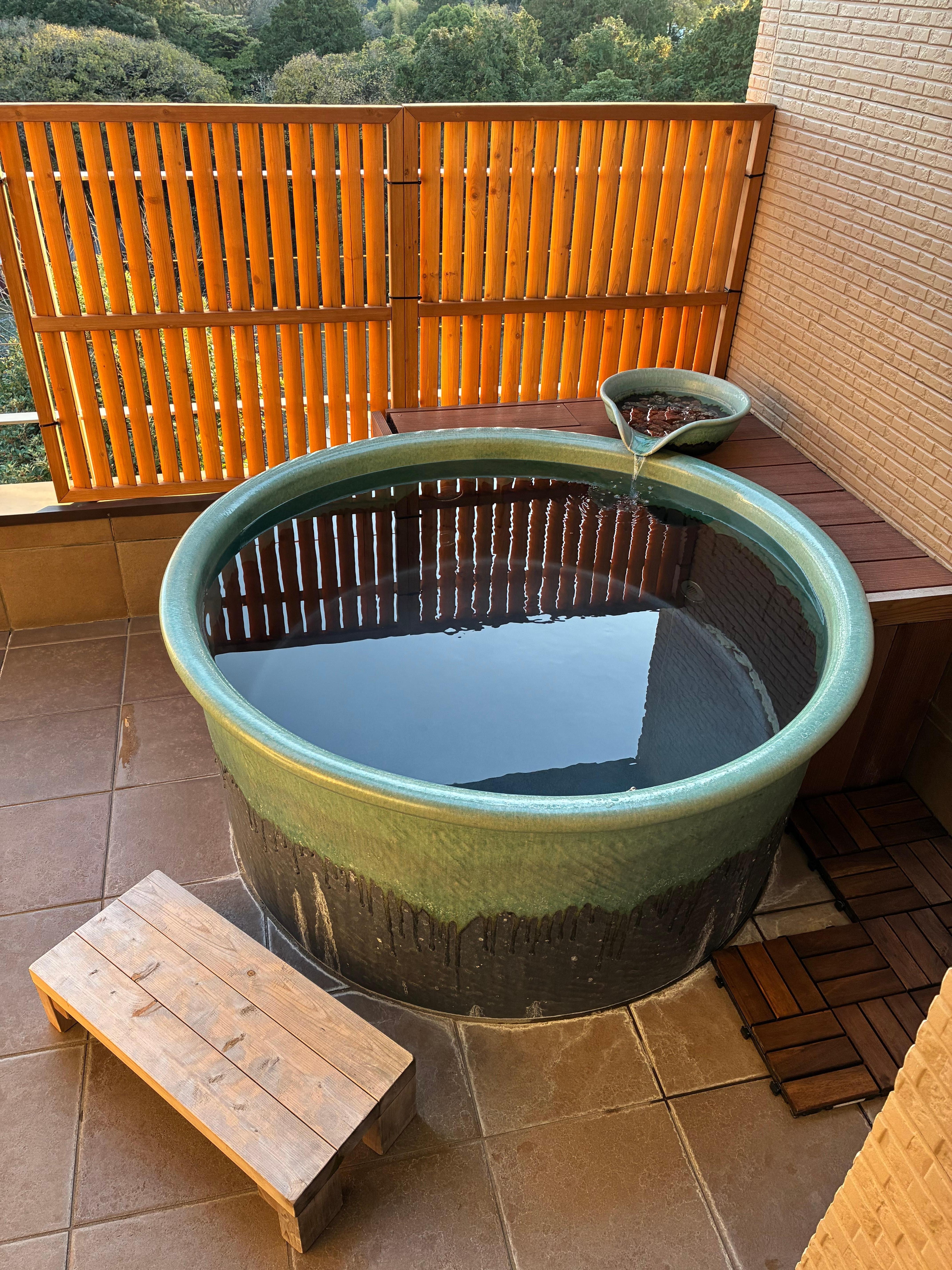 部屋付きの露天風呂。清潔でよい湯だった。