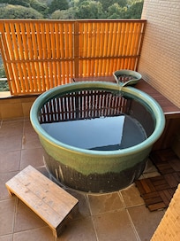 部屋付きの露天風呂。清潔でよい湯だった。