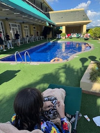 Faltan lugares con sombra , muy limpia el agua de la piscina