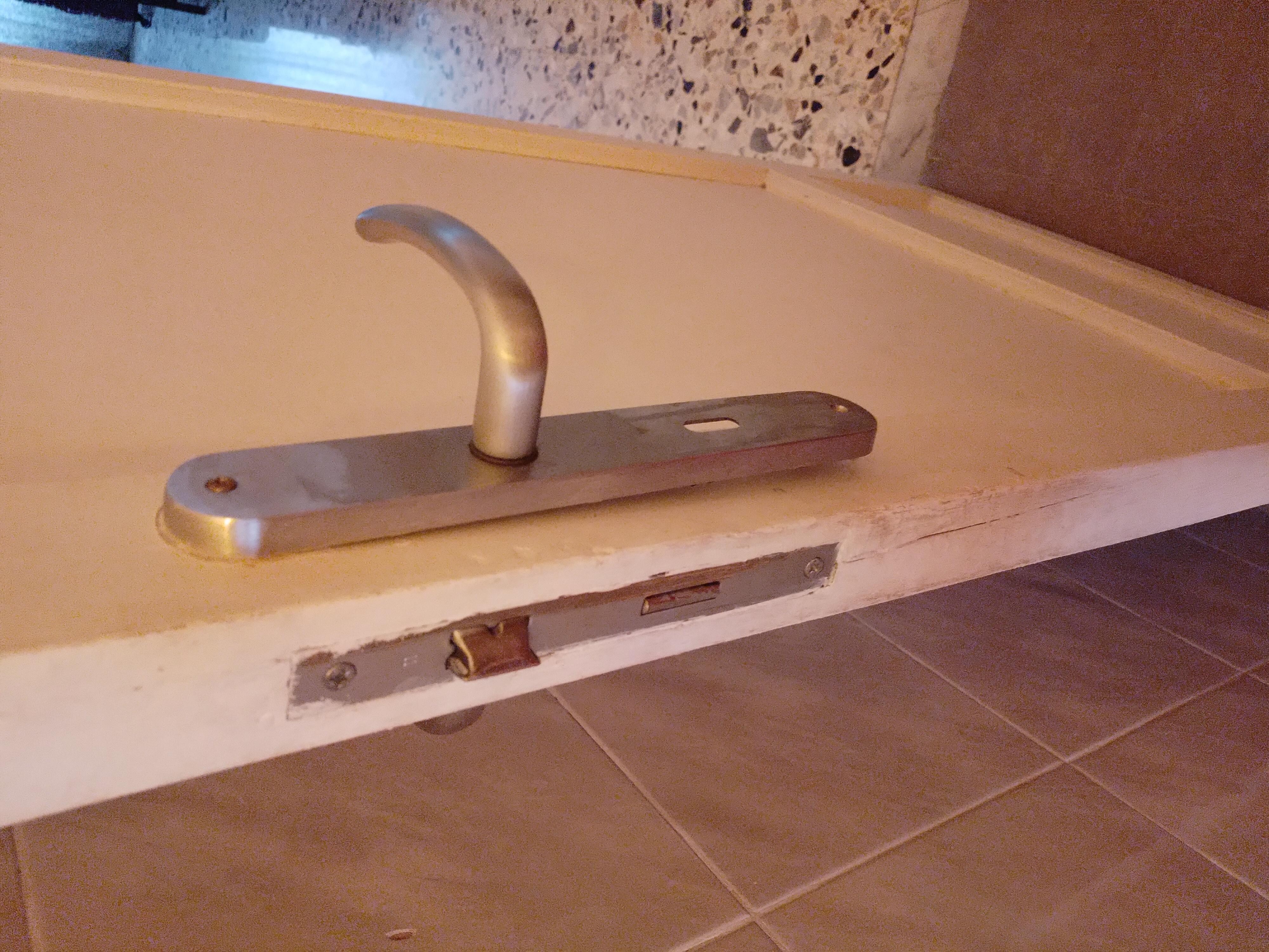Bathroom loose door handle