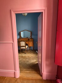 Separate powder room, which leads to a separate shower room