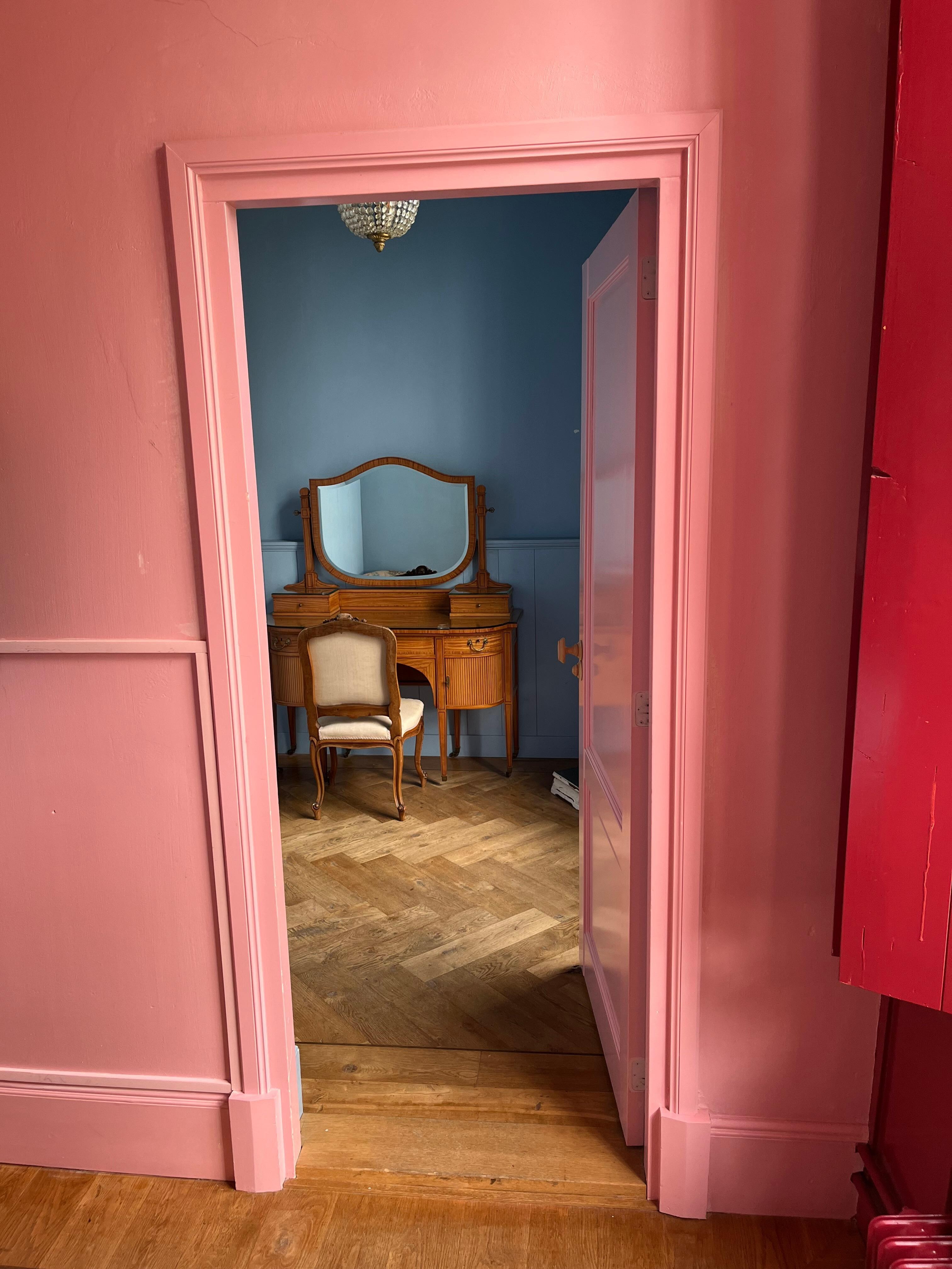 Separate powder room, which leads to a separate shower room