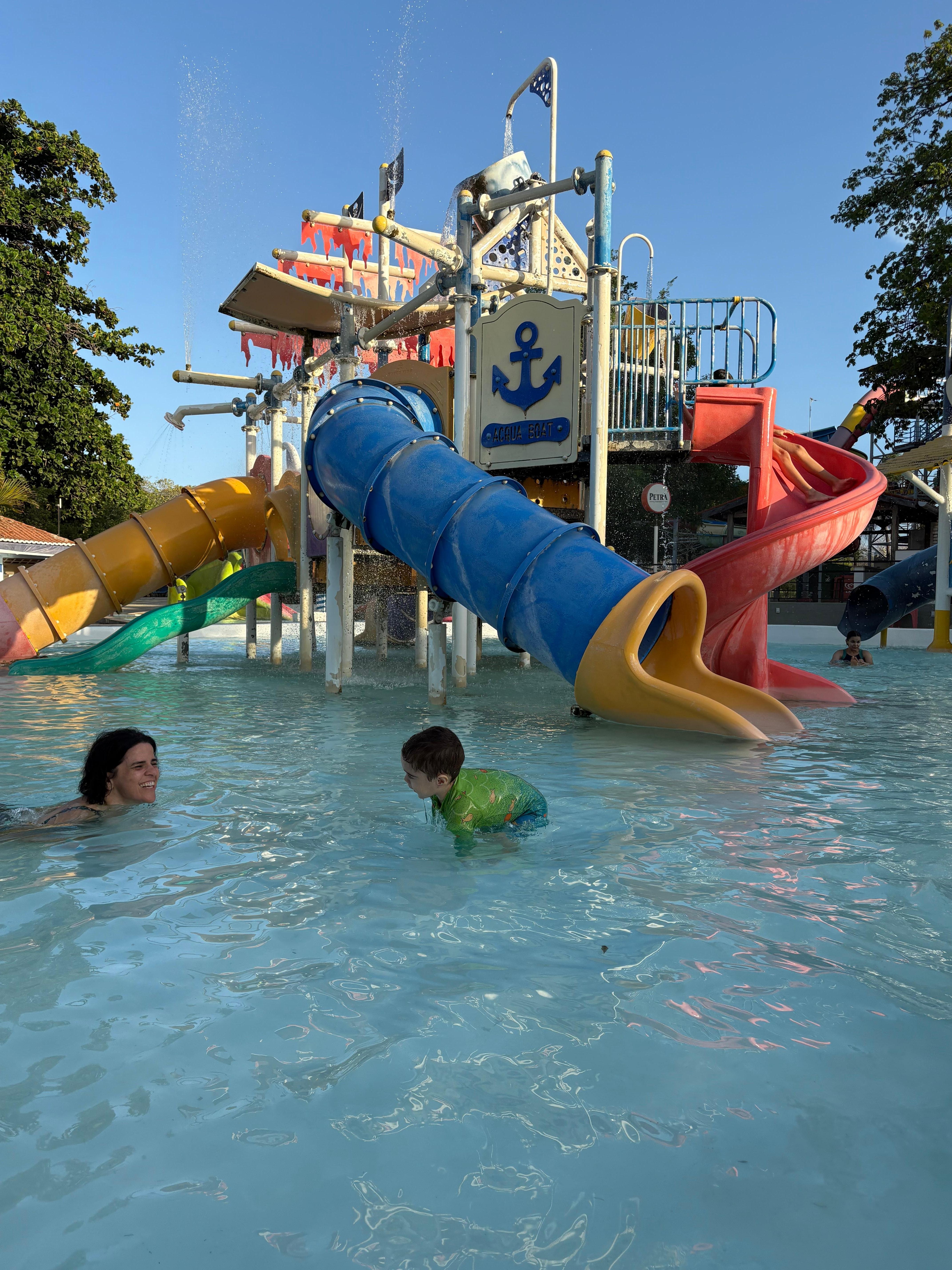 Salva-vidas sempre orientando familias e crianças na segurança dos equipamentos.
