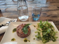 TrĂšs bon steak tartare. J'ai dit que je ne voulais pas de frites, mais plus de salade đ„ mais, je n'en n'ai pas eu plusđ€