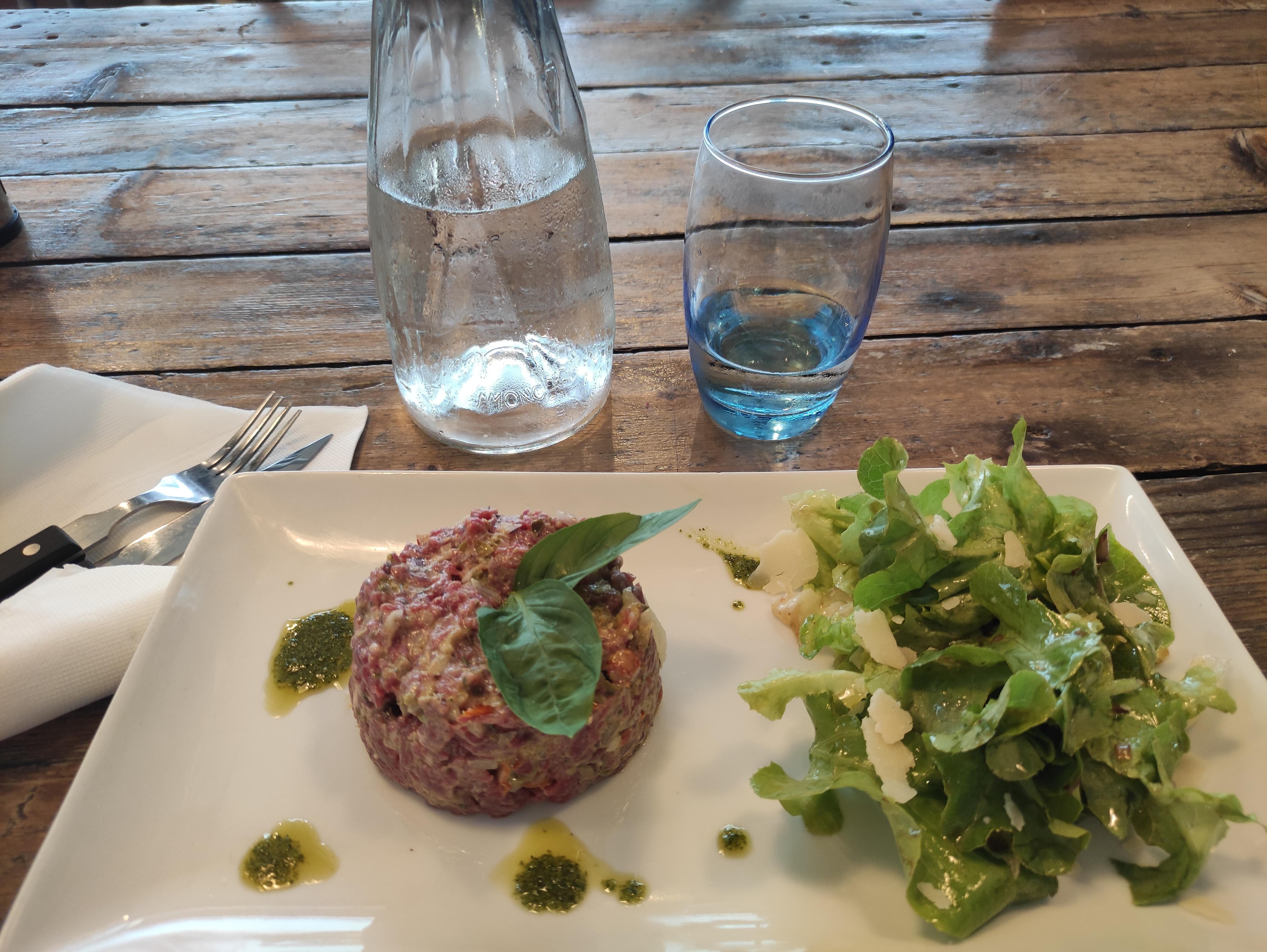 Très bon steak tartare. J'ai dit que je ne voulais pas de frites, mais plus de salade 🥗 mais, je n'en n'ai pas eu plus😤