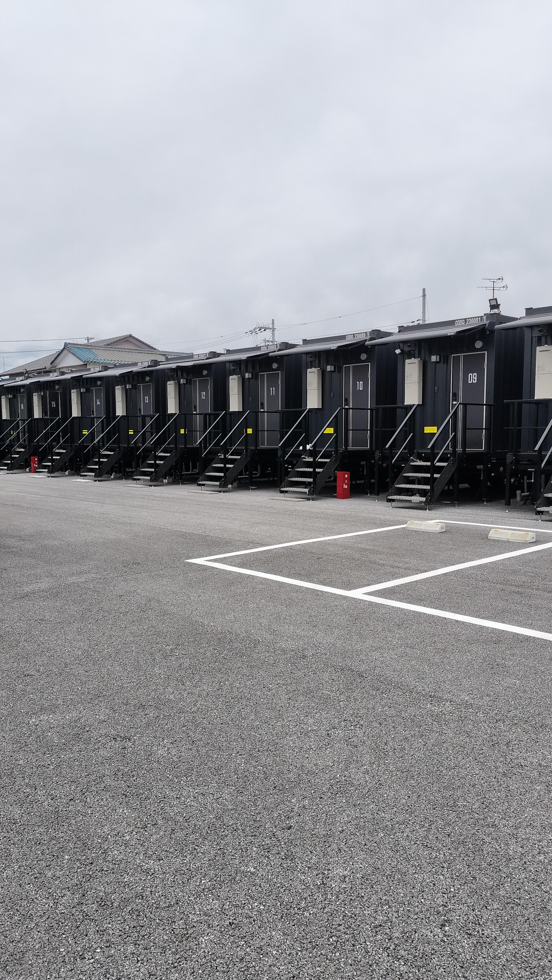 コンテナの部屋がずらり
パスコードで入室します。
宿泊者の数だけ数種類から選べる冷凍食品がもらえます。
就寝時のガウンは、申し出れば貸してもらえます。