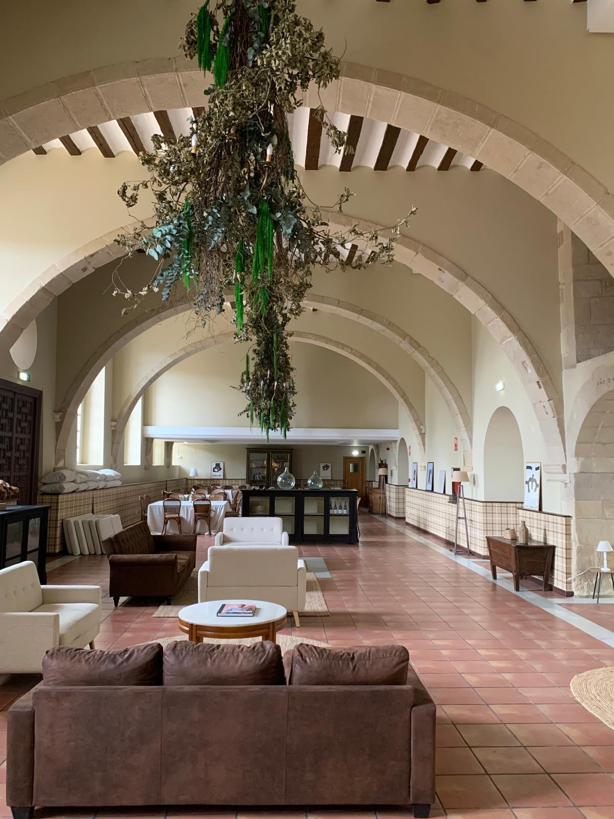 Salón y un comedor al fondo