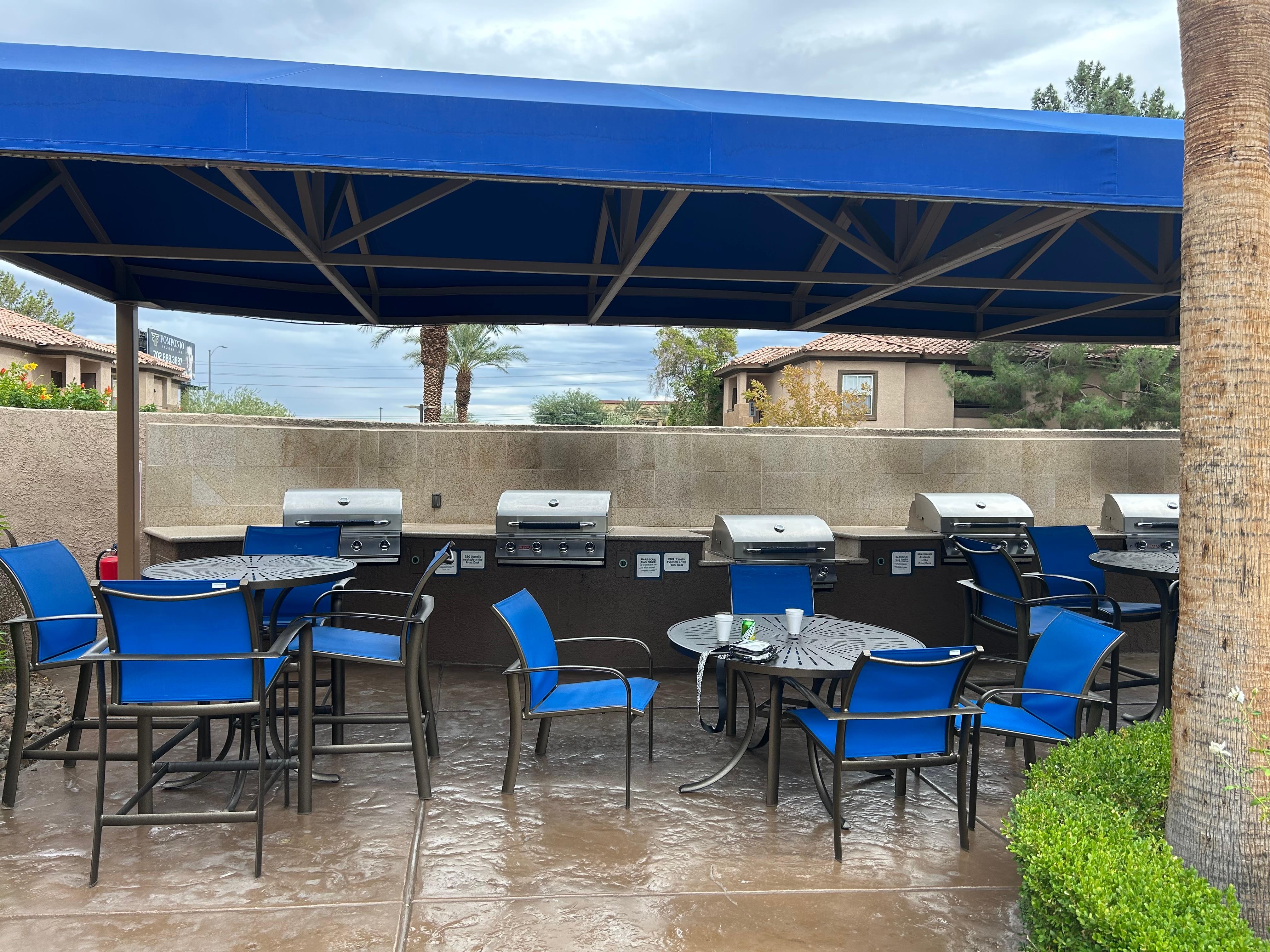 Covered BBQ grill arra