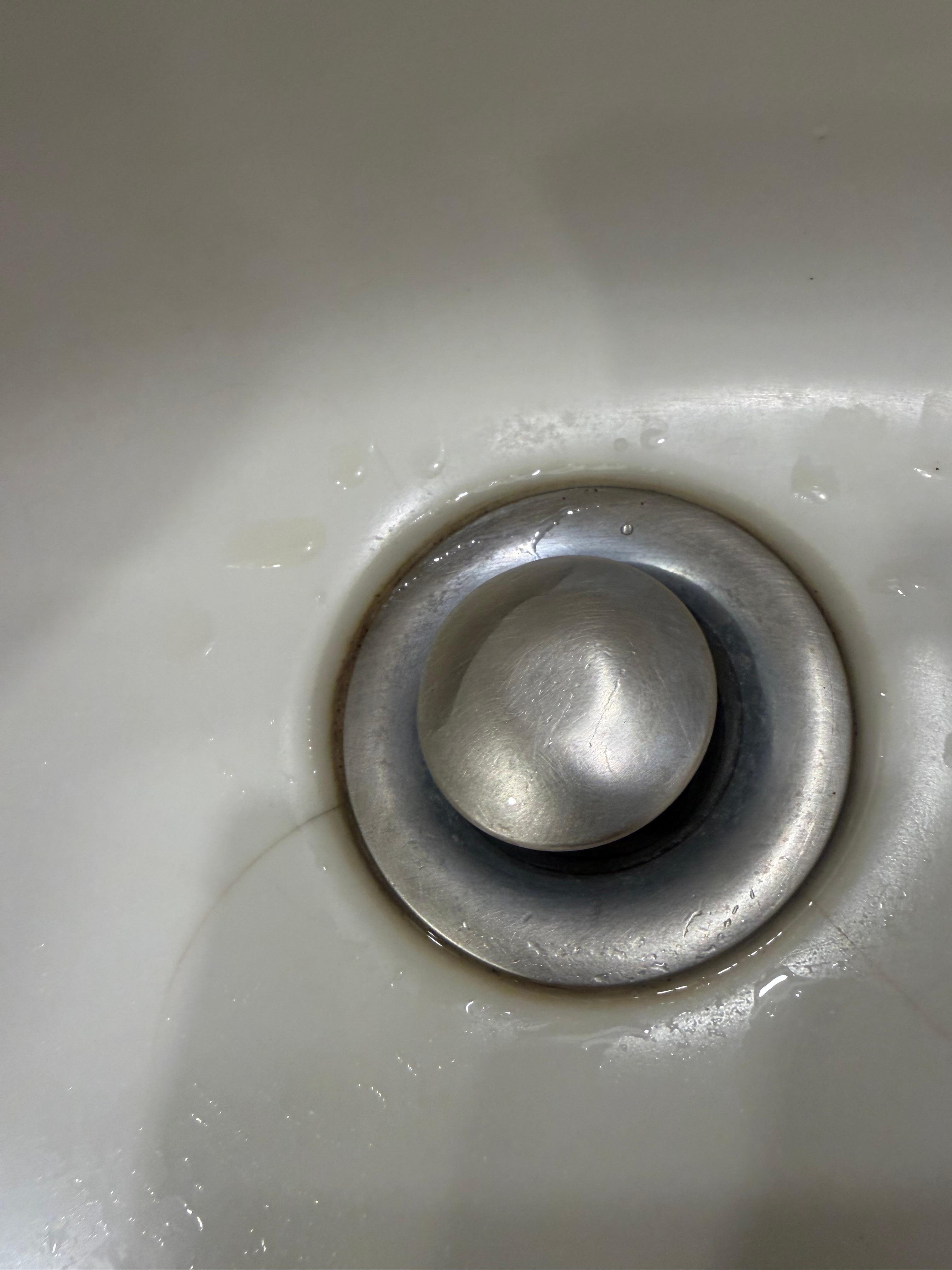 Lavabo con sarro por todos lados 