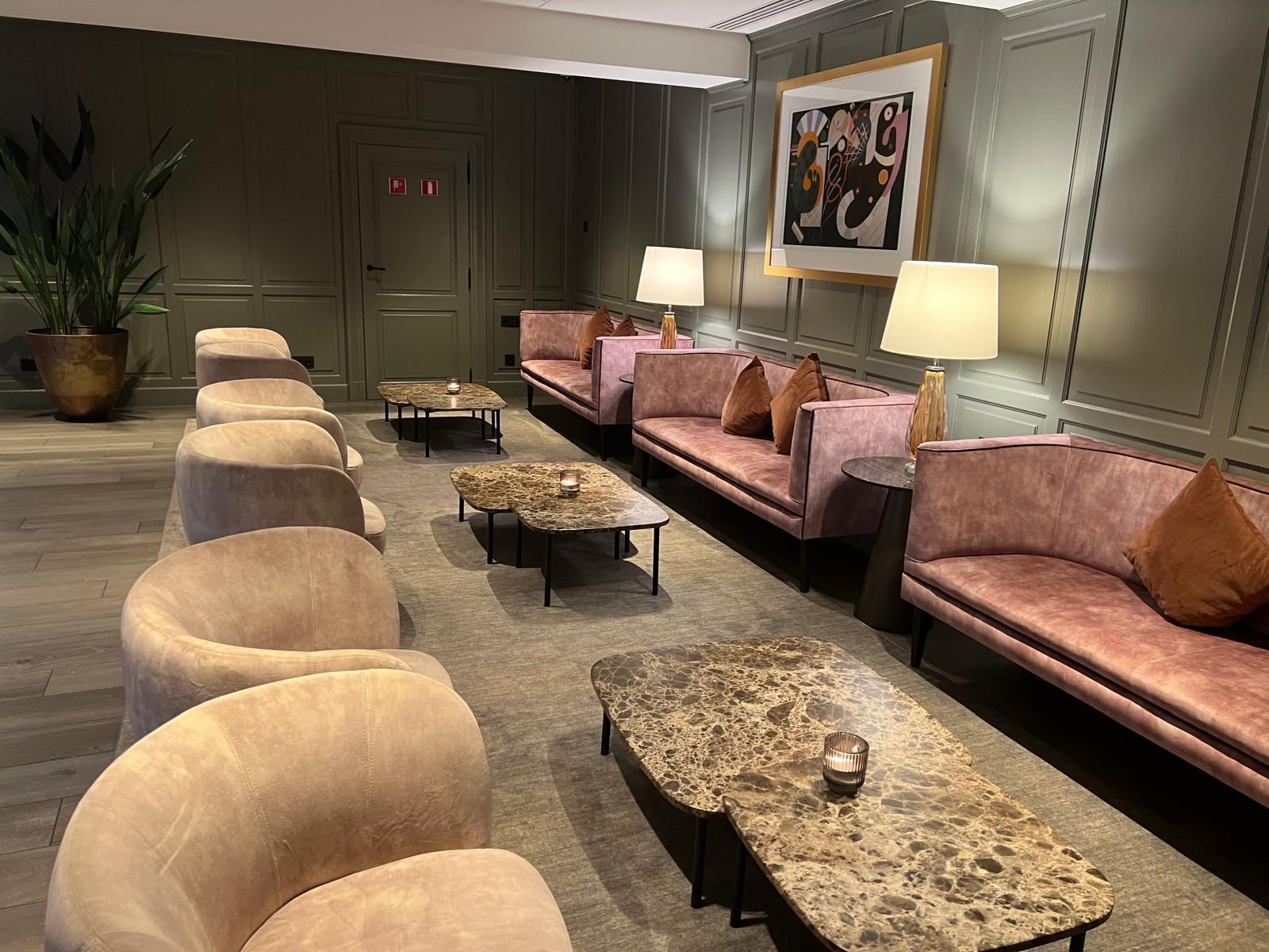 Cosy seating to have a quiet drink.