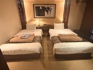 二泊目に泊まった鳳凰の間のベッド。当然、こちらも寝心地よく熟睡できました。